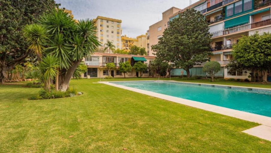 Stylish 3 Bedroom Penthouse In Marbella Centre With Large Pool Close To The Beach Екстериор снимка